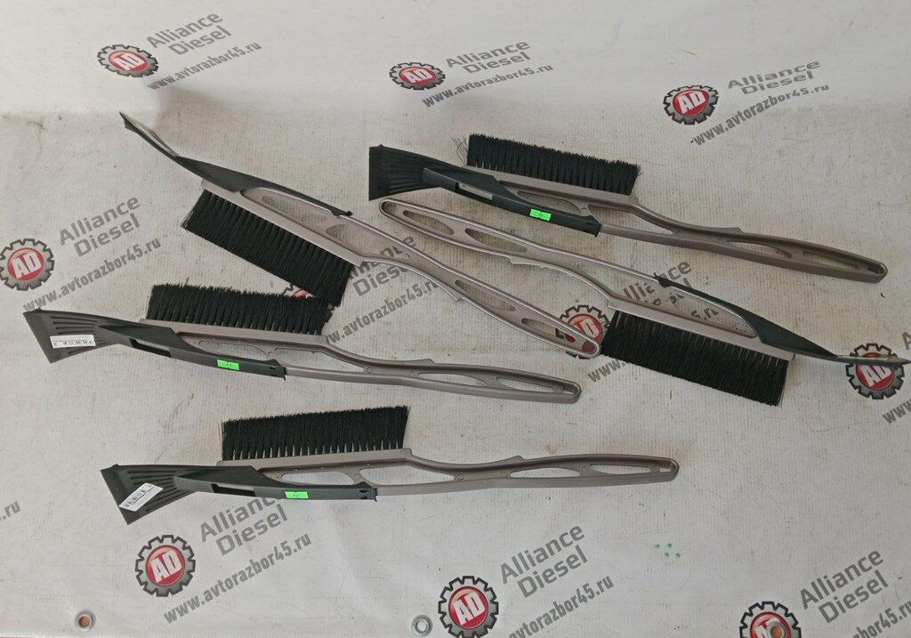 Щетка для снега со скребком  50см нов. 