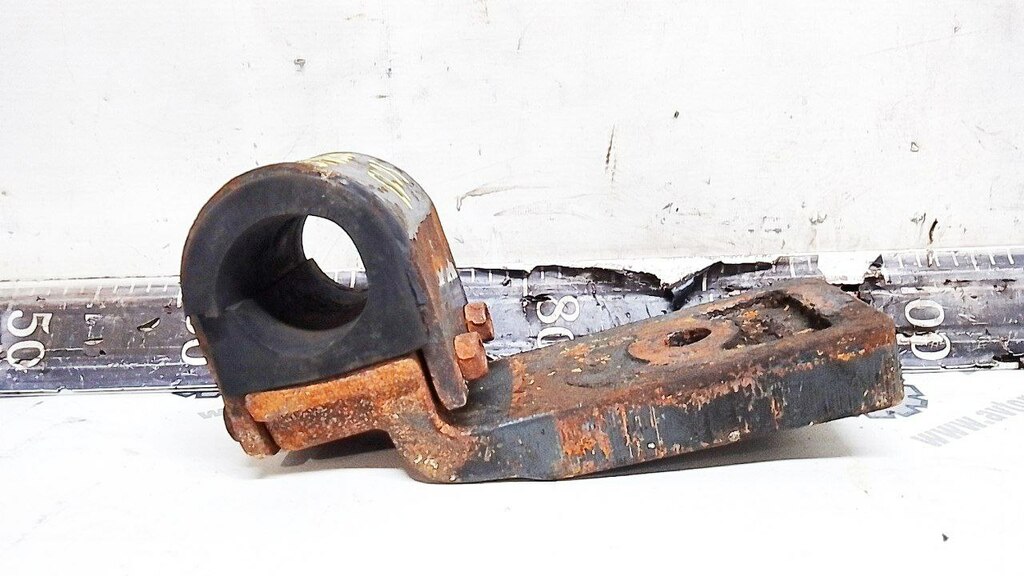 Кронштейн крепления переднего стабилизатора лев. б/у 