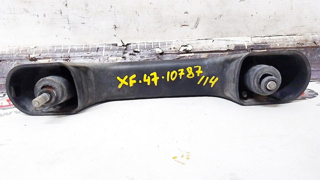 Ручка решетки радиатора средняя .б/у 