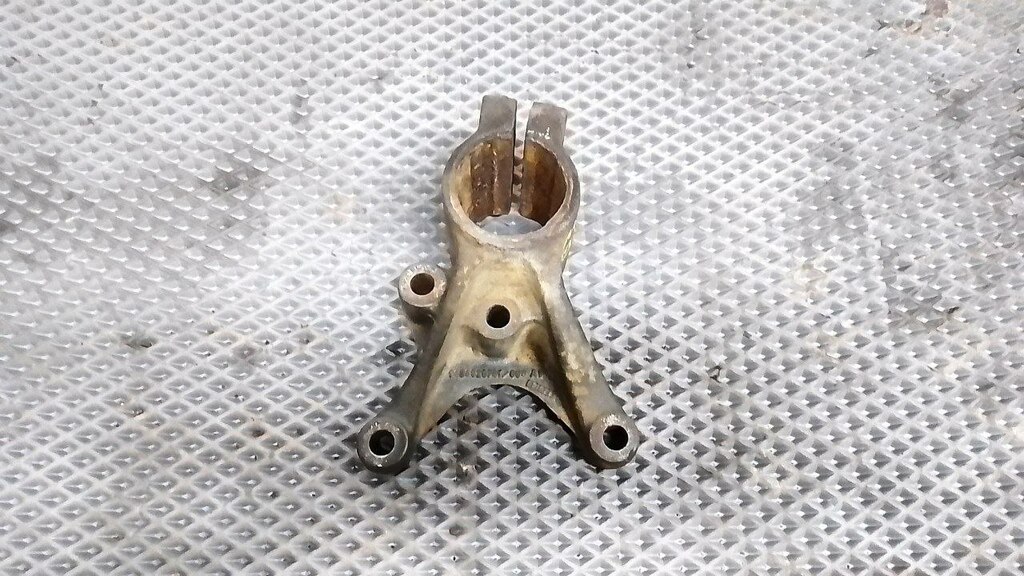 Кронштейн глушителя верхний б/у