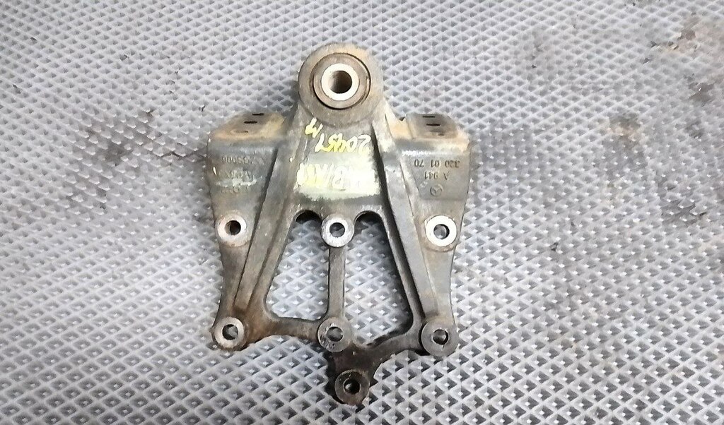 Кронштейн передней рессоры б/у