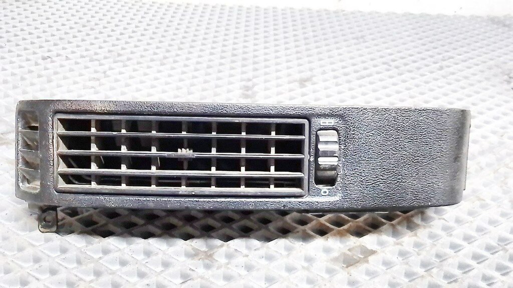 Дефлектор воздушный правый б/у