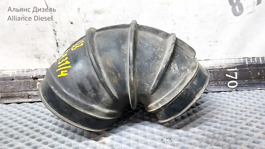 Патрубок воздушного фильтра резиновый  б/у